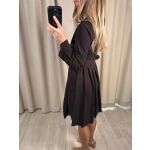 Krótka szmizjerka ze zdobionymi guzikami, czekoladowa