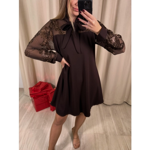 Trapezowa sukienka z kokardą, czekoladowa